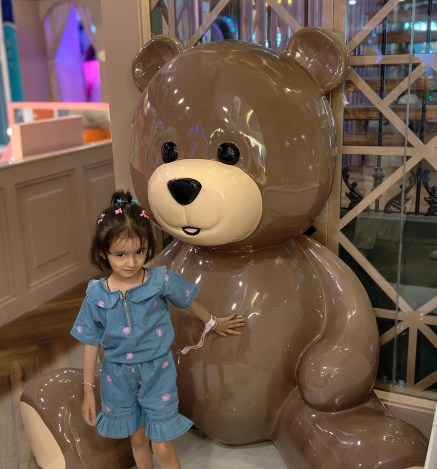 Children celebrating a birthday party at Wooray with balloon decor